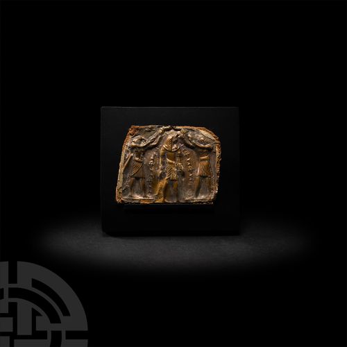 Null 
埃及鎏金重塑法老场景面板，晚期-罗马时期，公元前664年-公元323年。一块亚矩形的鎏金铜合金面板，展示了一个重塑的人物场景，由一个法老站在中央，面&hellip;