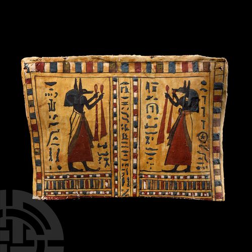 Null 
带有阿努比斯和象形文字的埃及纸盒面板，托勒密时期，公元前332-31年。一个长方形的多色彩绘纸盒面板，可能是木乃伊的一部分，下侧边缘略微向下翻转；有&hellip;