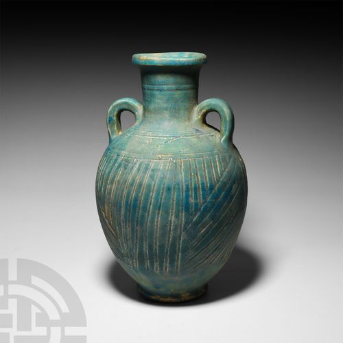 Null 帕提亚釉面双耳瓶，公元前3-2世纪，一个釉面陶瓷双耳瓶，瓶身和肩部有直线条，宽大的管状颈部有倒圆的边缘，肩部有带状把手；有些修复。 总重1.97公斤，&hellip;