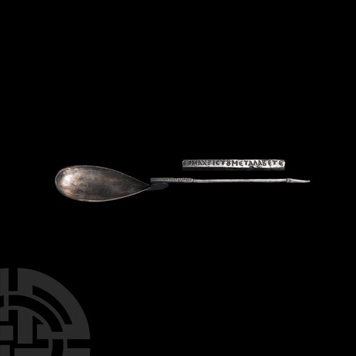 Null 
晚期罗马银质 "接受基督的身体 "礼仪勺，公元5世纪初。银质勺子有一个狭窄的蛋形碗，碗底装饰有雕刻的棕榈树枝；长柄与碗相连，有一个垂直设置的圆盘，柄&hellip;