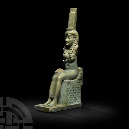 Null 
Gran figura egipcia de Isis sentada en un trono, dinastía XXVI, 664-525 a.&hellip;