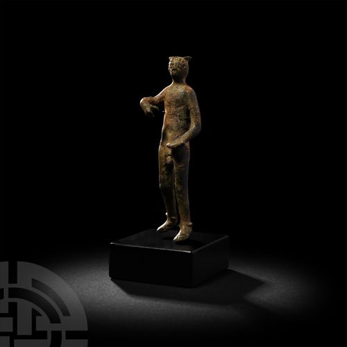 Null Crowmarsh "罗马-英国墨丘利神像，公元1-2世纪。铜合金墨丘利神像（希腊的赫尔墨斯），模型站立，左脚稍稍放在右脚前面，左手放在左臀部，手掌打&hellip;