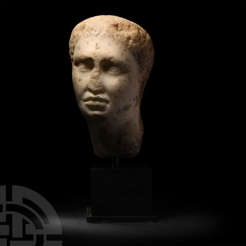Null 
罗马大理石雕像头，公元前1世纪-公元1世纪公元1世纪一幅典型的、粗犷的肖像画，其发型是当时的王子或赫尔墨斯神的典型发型；肖像画表现的是一个年轻人，脸&hellip;