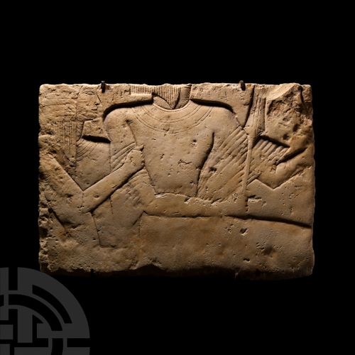 Null 
埃及石灰石雕刻浮雕板，新王国，拉梅塞德时期，公元前1550-1070年。一个长方形的石灰石浮雕，上面有一个面向右的高级男性政要的身体，以及他身后左边&hellip;