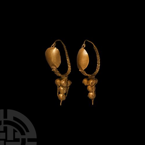 Null Grande paire de boucles d'oreilles romaines en or avec bouclier, vers le II&hellip;