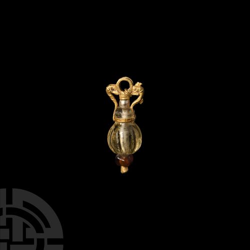 Null 希腊化的海豚吊坠，公元前2-1世纪。一个双耳瓶形的吊坠由带棱纹的海盗玻璃体组成，下面是红玉髓珠子的顶饰，颈部的金项圈和金把手形成了带细节的海豚，中间上&hellip;