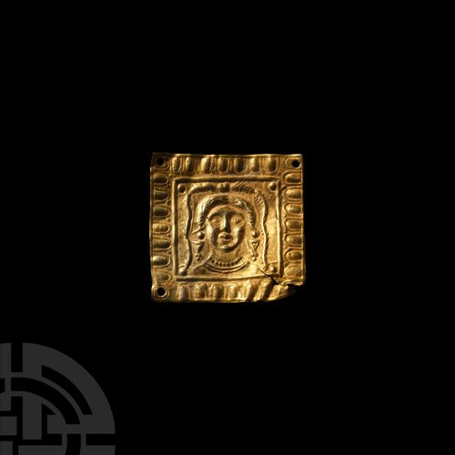 Null 希腊金饰与珀尔塞福涅头像，大约在公元前4世纪。一个方形的金饰牌，在边框内展示了一个中央重塑的女性半身像（可能是珀尔塞福涅），每个角都有小圆点，周边有嘎&hellip;
