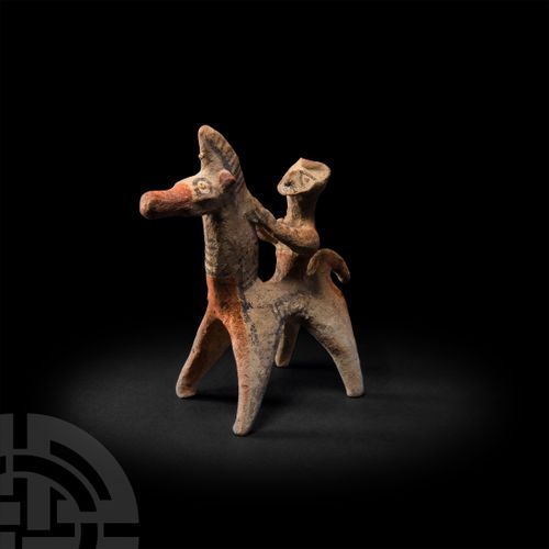 Null 
塞浦路斯马和骑手图，公元前8-6世纪。一个陶土马和骑手图的模型是圆形的，站在拉长的短腿上，粗壮的脖子上有风格化的彩绘鬃毛和外套细节，腰部的口部有凸起&hellip;