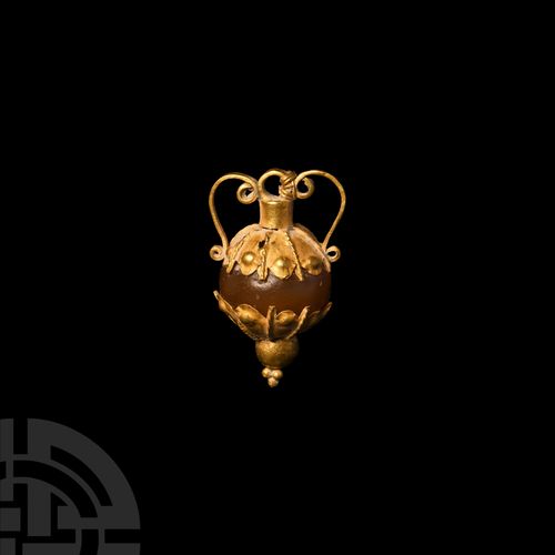 Null 希腊化的金双耳吊坠，大约在公元前3-1世纪。一个金双耳吊坠由一个球形的红玉髓体组成，上面装饰着玫瑰花式的片状金帽，金颈和滚动的金把手，中间有悬挂环，顶&hellip;