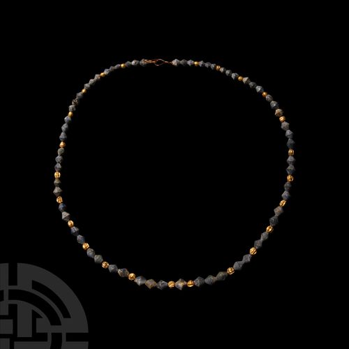 Null 罗马青金石和金珠项链，大约在公元1-3世纪。一条重挂的项链，由双锥型的青金石珠子组成，中间穿插着空心的金片珠子，有装饰性的垂直棱线和普通的身体。 重5&hellip;