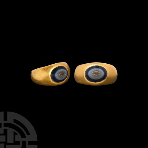 Null 罗马金戒指与蚂蚁凹版画，公元2世纪。一个金戒指由一个外凸的环形面和扩张的肩部组成，镶有一个抛光和带状的锥形玛瑙，刻有一只蚂蚁。参照V&A博物馆，收藏编&hellip;