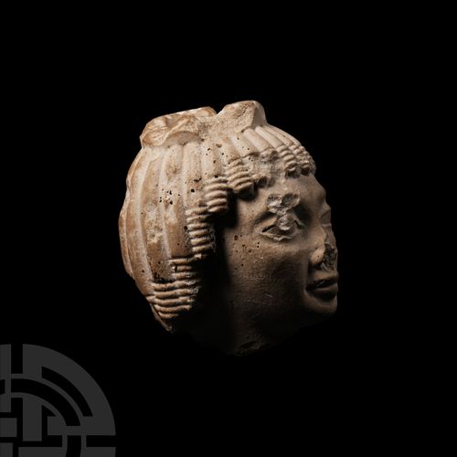 Null 埃及人像科尔壶，晚期，公元前664-525年。一个人头形状的细粒石灰石雕科尔壶，描绘了半自然的面部特征和梳着辫子的短发；头顶有凸起的边缘，圆柱形的凹陷&hellip;