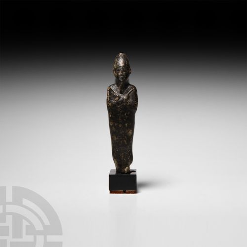 Null 埃及黑石奥西里斯雕像，晚期，公元前664-332年。一个奥西里斯的黑石雕像，戴着上埃及的白皇冠，背面有未刻字的锥形柱子的遗迹，雕像的手臂交叉在胸前，双&hellip;
