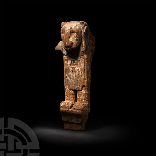 Null 埃及多色狮子支架，晚期-罗马时期，公元前664年-公元323年。一个楔形的木制支架或家具腿，雕刻成狮子的前腿和头部，浮雕的面部特征和鬃毛细节，胸部有棋&hellip;
