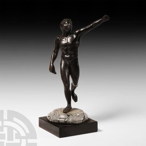 Null 中世纪后的男性青铜雕像。"公元19世纪，一尊青铜裸体肌肉发达的男性雕像，造型自然，站立时的姿势很有活力；安装在一个分层的展示底座上；已修复。 总重1.&hellip;