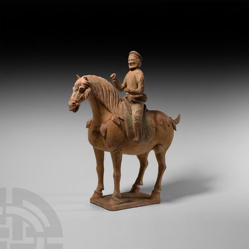 Null 中国唐代马和骑手。唐代，公元618-907年，陶瓷马和骑手像，马站在一个长方形的底座上，身穿装饰有挂件的马具和 "兽皮 "马鞍布；骑手坐在马鞍上，手臂&hellip;