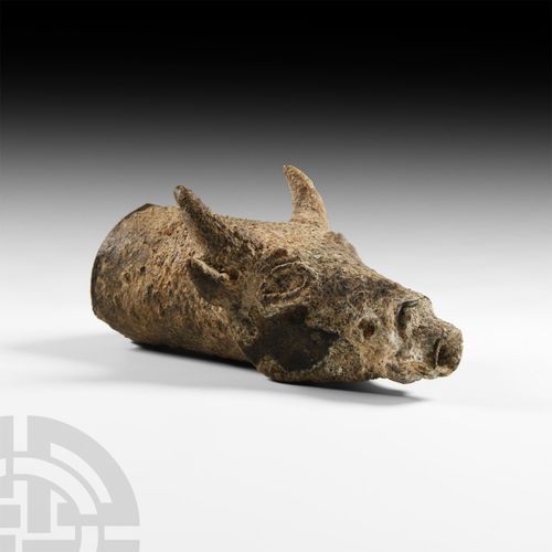 Null Bec verseur en bronze à tête de taureau d'Asie occidentale. "2e-1er milléna&hellip;