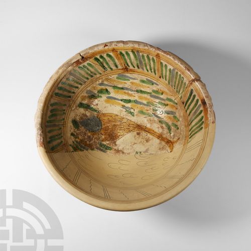Null 拜占庭式大型游鱼釉面碗。"公元6-7世纪，一个大型的多色釉碗，内部底部展示了一条造型优美的游鱼，边缘下面有简单的几何形状的楣，严重修复。 1.55公斤&hellip;