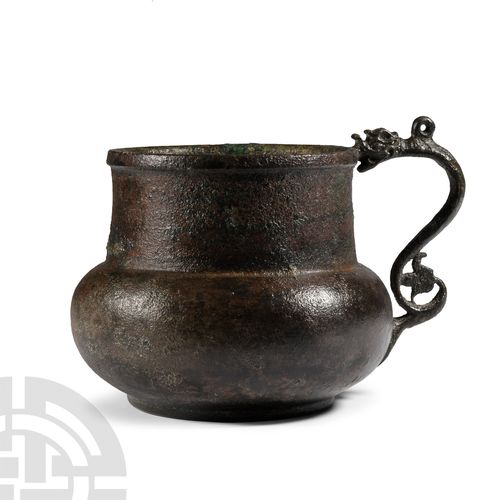 Null Vase timouride en bronze avec poignée en forme d'animal. 13e-14e siècle apr&hellip;