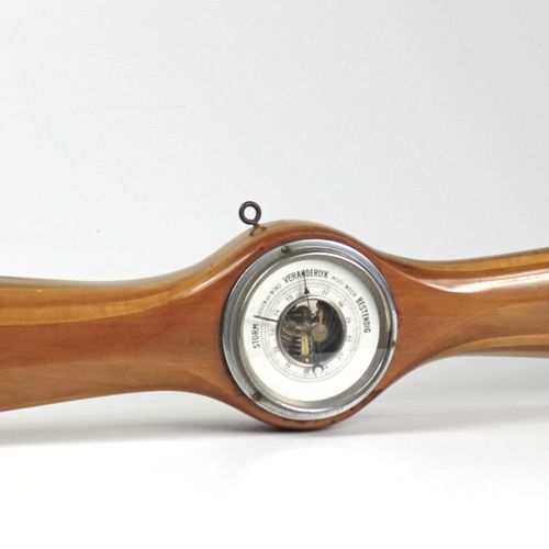 Null Hélice avec baromètre. Pays-Bas, vers 1930, différents bois, moyeu avec bar&hellip;