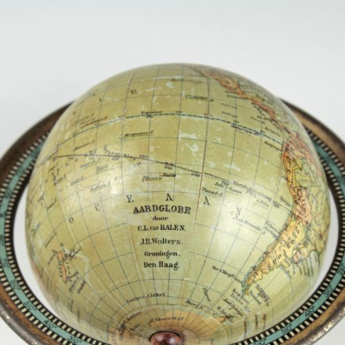 Null Globe terrestre de C.L. Van Balen. Groningen, vers 1908, marqué "Aardglobe &hellip;