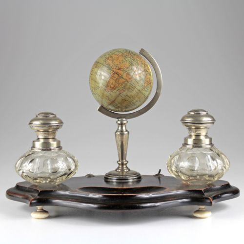 Null Instrument d'écriture décoratif avec globe terrestre. Angleterre, vers 1880&hellip;