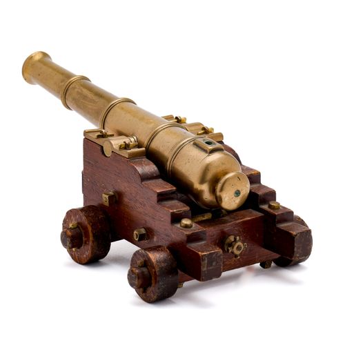A MINIATURE BRASS NAVAL CANNON IN LATE 18TH/EARLY 19TH CENTURY STYLE, 20TH CENTU&hellip;