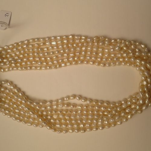 Collier à sept rangs de perles keshi, le fermoir en or 750 millièmes de plusieur&hellip;