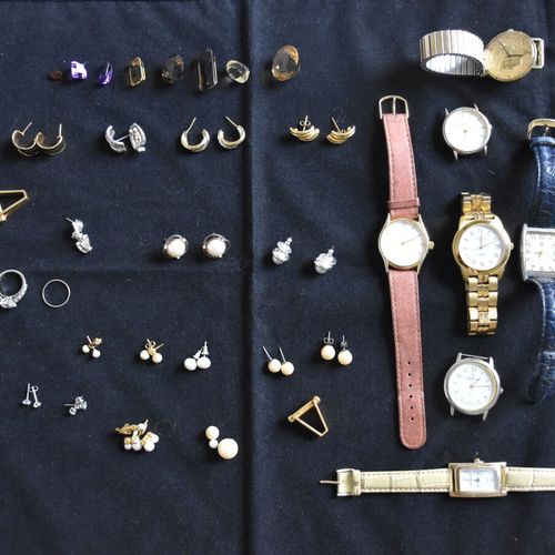 Lot en métal comprenant : montres bracelets ; boutons de manchette ; paire de bo&hellip;