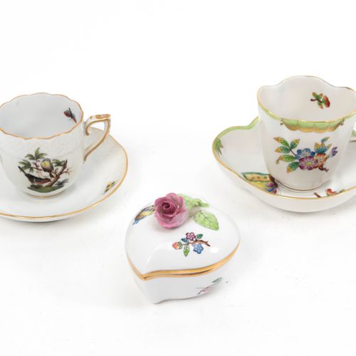 Null Herend - Queen Victoria, Rothschild, two cups and saucers and a lidded box &hellip;