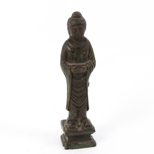 Null Scultura in bronzo patinato verde, Buddha in piedi - fine XIX secolo, 10 cm&hellip;