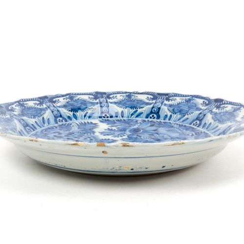 Null De Porceleyne Bijl - Blue and white stoneware chinoiserie wall dish - 18th &hellip;