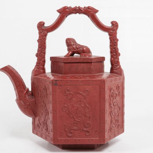 Null Terracotta chinoiserie teapot, probably England - 18th century , 22 cm.
