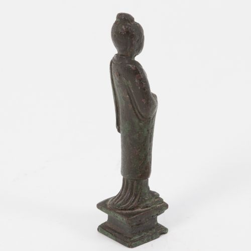 Null Scultura in bronzo patinato verde, Buddha in piedi - fine XIX secolo, 10 cm&hellip;