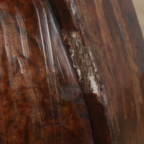 Null 胡桃木盖板--18世纪，106.5x130x63厘米。