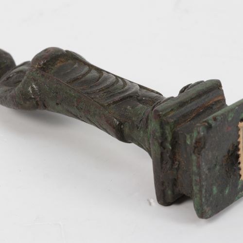 Null Sculpture en bronze patiné vert, Bouddha debout - fin XIXe siècle, 10 cm.