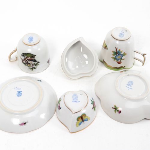 Null Herend - Queen Victoria, Rothschild, two cups and saucers and a lidded box &hellip;