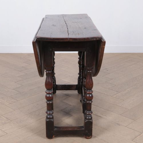 Null Oak table, so called Gateleg table - end 17th century, 65x96x98 cm.