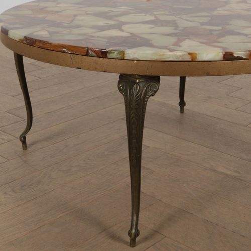 Null Table basse en onyx avec pieds en bronze doré - 20e siècle, 44x90x90 cm.