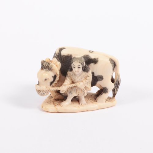 Ivoren netsuke- vrouw met koe. Niet gesigneerd. Meiji (1868-1912) https://www.Bv&hellip;