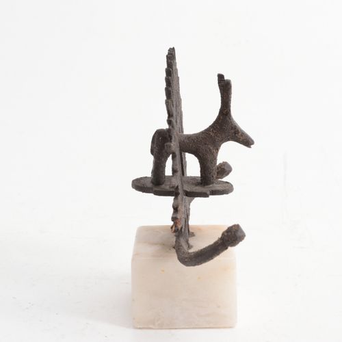 2 Metalen sculpturen van een hert en een antiloop op stenen sokkel - Luristan en&hellip;