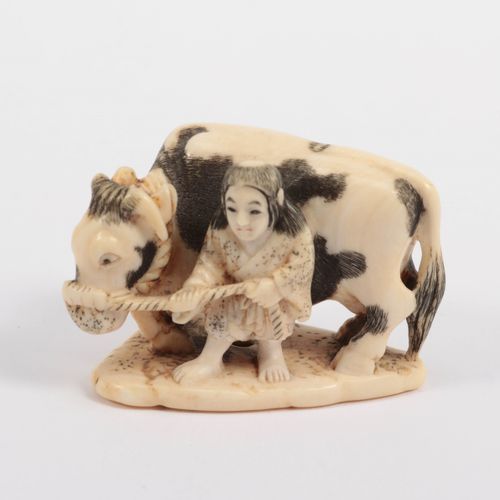 Ivoren netsuke- vrouw met koe. Niet gesigneerd. Meiji (1868-1912) https://www.Bv&hellip;