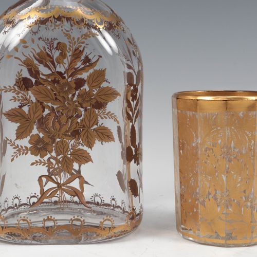 Nederland- Glazen karaf en facet geslepen glas, floraal goud gedecoreerd. 19/20e&hellip;