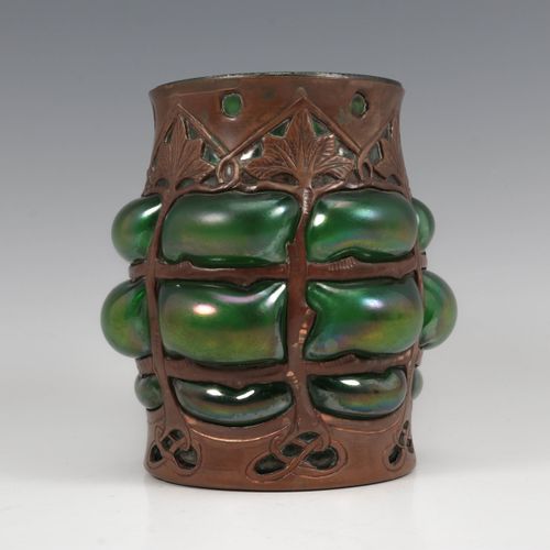 Arts & Crafts- Cobral ware- iriserend groen glazen vaas in gehamerd koperen mont&hellip;