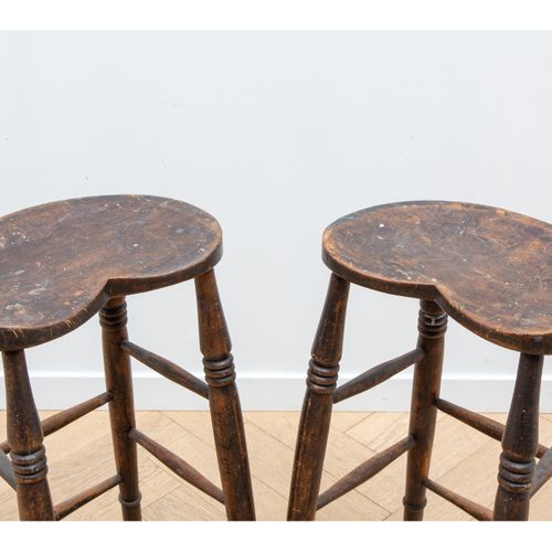 Engeland - Twee houten krukken - ca. 1900 https://www.Bva-auctions.Com/en/auctio&hellip;