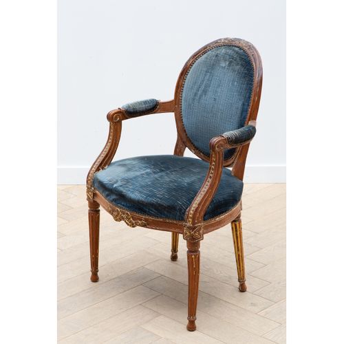 Iepenhouten en gepolychromeerde fauteuil - Louis XVI, eind 18e eeuw https://www.&hellip;