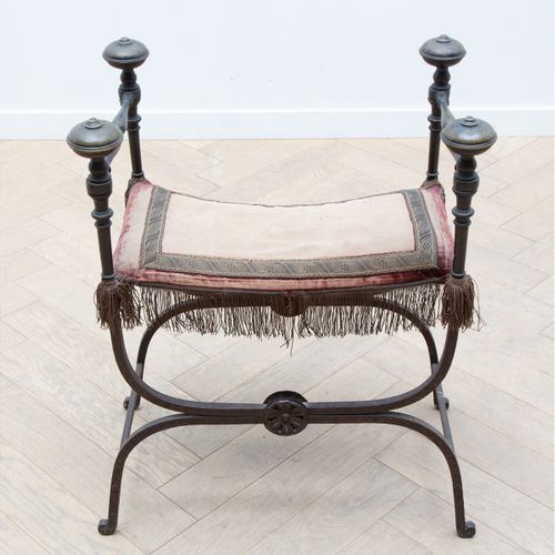 Italië, bronzen en smeedijzeren haardbank, zgn. Savonarola chair - 19e eeuw http&hellip;