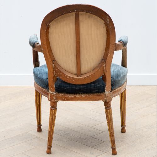 Iepenhouten en gepolychromeerde fauteuil - Louis XVI, eind 18e eeuw https://www.&hellip;