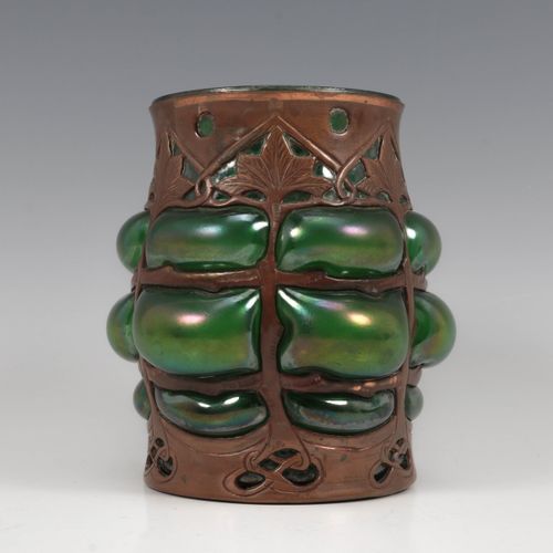 Arts & Crafts- Cobral ware- iriserend groen glazen vaas in gehamerd koperen mont&hellip;