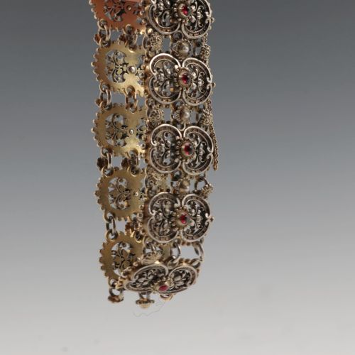 Ajour schakelarmband met granaat en zaadparels, circa 1900 https://www.Bva-aucti&hellip;